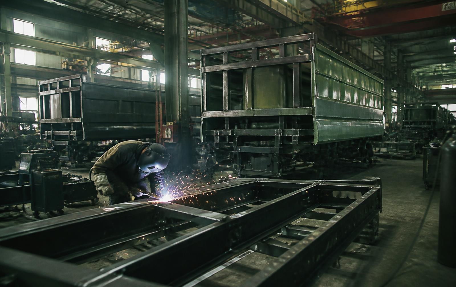 Fabricação de implementos na planta industrial da BUSA